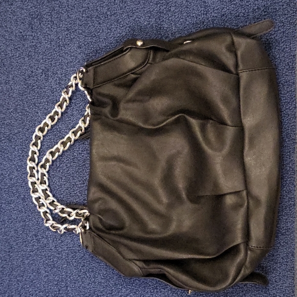 Black guess purse with silver accent - Picture 3 of 6